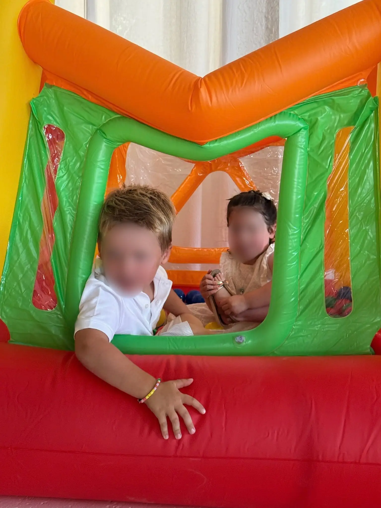 Deux enfants s’amusent dans un château gonflable